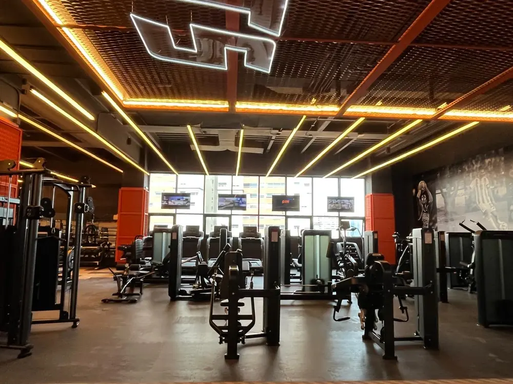 Fitness center equipado