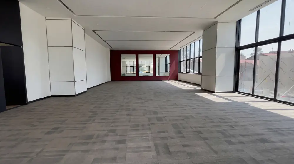 Salón de eventos amplio con ventanales
